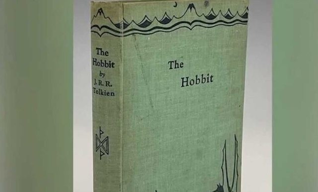 Kopja e rrallë e “The Hobbit” / Rekord në ankand, libri me ilustrime shitet 50 mijë euro