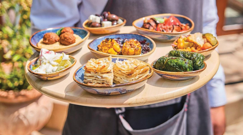 Sondazhi me turistët, cilat janë pjatat dhe pijet e tyre të preferuara në Shqipëri